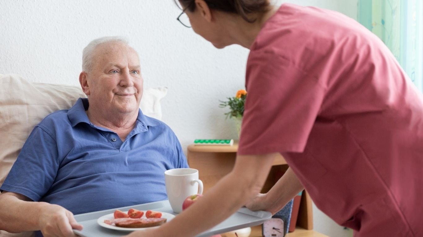 Maintaining a Healthy Diet at a Senior Living Facility